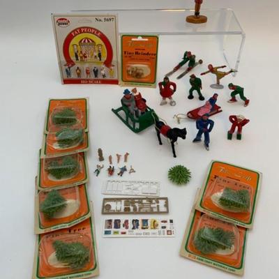 Little Folks - Vintage Lead Figures/Mini-Figures & pregnant lady with Killjoy was here message.