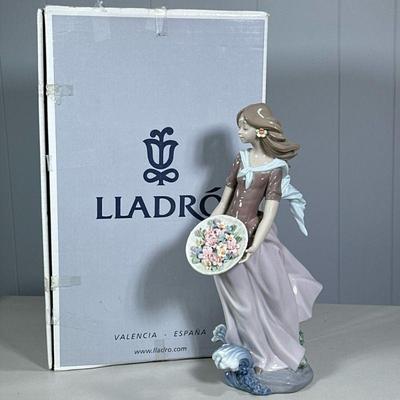 OCEAN OFFERING LLADRO FIGURINE | Porcelain “Ocean Offering” figurine by Lladro in original box. - l. 6 x w. 4 x h. 13 in

