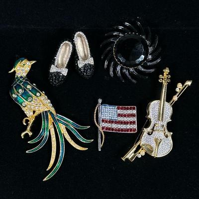 (5PC) ASSORTED PINS & BROOCHES | Includes jeweled peacock, violin, American flag, jeweled slippers and more! - l. 5 in (Peacock)

