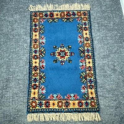 MOROCCAN CARPET | Having floral medallion on blue background with colorful floral border. - l. 56 x w. 32 in

