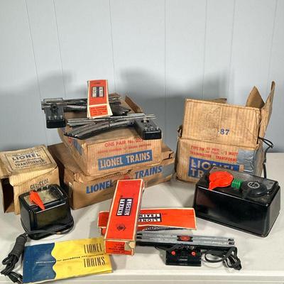 (6PC) VINTAGE LIONEL TRAINS CONTROLLERS | Untested! Including: Type TW 175 Watts Trainmaster transformer, Type 1033 90 Watt Multi-Control...