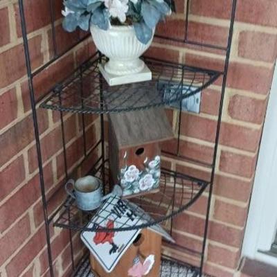 Corner wire rack