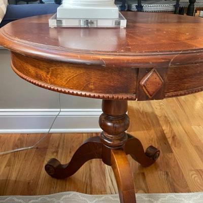 Late 30th Century Round Hammary End Table with tripod base and scrolled feet