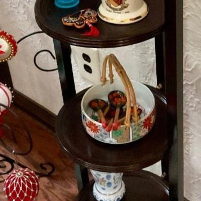 Small pie table, glassware and accessories 