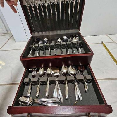 NVN198-Oneida Limited Silversmiths Stainless Flatware Set