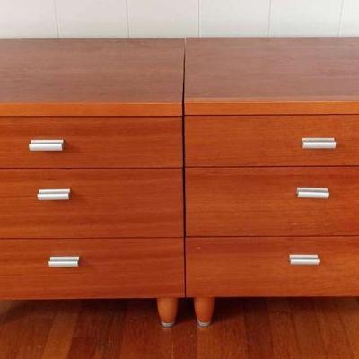 NVN022- 2 Matching Wood Veneer Nightstands