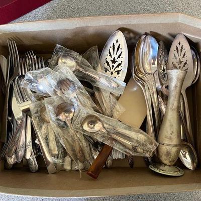 NVN207- Oneida Tudor Silver Plated Community Cutlery & Silver Plated Vase