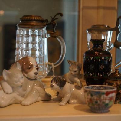 LLadros dogs and kitties. 