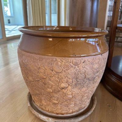 Assorted pots
