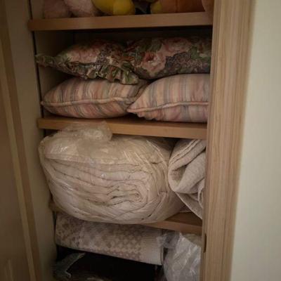 Comforters & decorative pillows