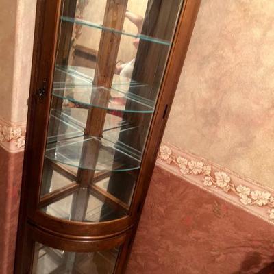 Corner display cabinet (close up)