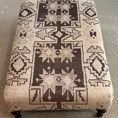 Geometric Hand Hooked Rug Material Ottoman Coffee Table With Wood Legs 