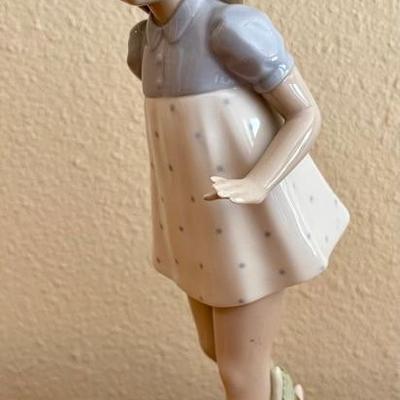 Vintage  Lladro -  Girl Walking - Figurine 9.5 Inches - E 27 N Glossy