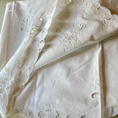 White Cotton Cut Out Embroidered Bed Coverlet 86 X 91 Inches