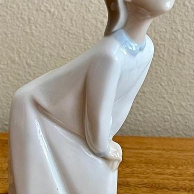 Lladro Hand Made In Spain Kissing Girl Figurine
