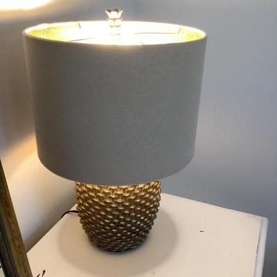 $75-2 gorgeous pineapple lamps and finials 22"h 14"diameter