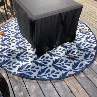 $20-outdoor rug 6' diameter