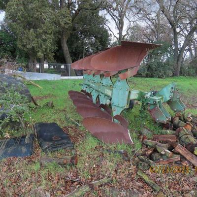 Joh Deere 5 Bottom Plowhttps://levyestateservices.hibid.com/lots