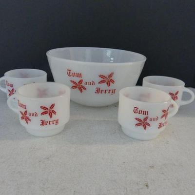 Vintage MCM Anchor Hocking/Fire King Milk Glass Tom & Jerry Holly Serving Bowl with 4 Mugs
