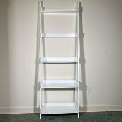 WHITE LEANING LADDER SHELF | White leaning ladder-form bookshelf. - l. 25-1/2 x w. 14 x h. 76 in

