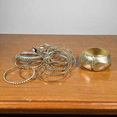 ASSORTMENT OF BANGLE BRACELETS | Collection of metal bracelets.

