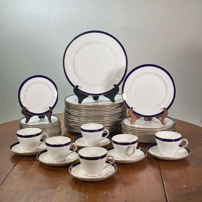 SPODE FINE CHINA DINNERWARE | Including 20 dinner plates, 6 cups and saucers, and 13 small plates, all with cobalt and gilt rims. - l....