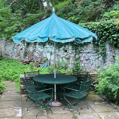 (5PC) OUTDOOR PATIO SUITE | Outdoor furniture dining set, comprising four armchairs, a round table, and an umbrella with stand. - h. 30 x...