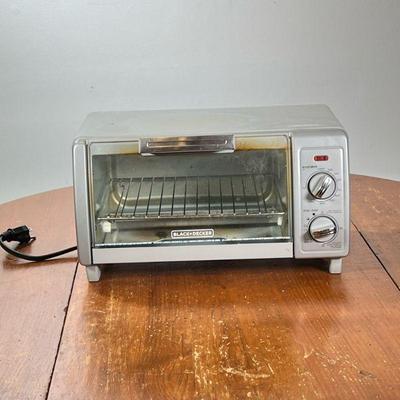 BLACK + DECKER TOASTER OVEN | l. 15-1/2 x w. 9-1/4 x h. 8-1/4 in

