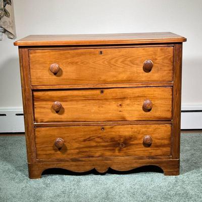 WOODEN CHEST OF DRAWERS | 3-drawer wooden dresser in good condition with some chips and scratches. - l. 35 x w. 17-1/4 x h. 31-1/2 in

