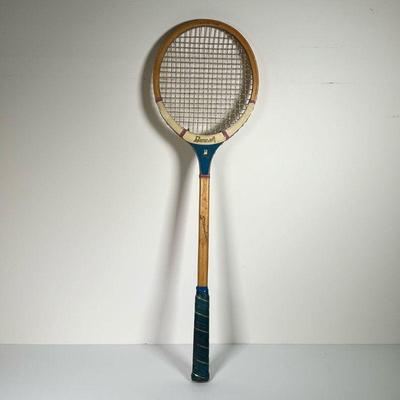 VINTAGE BANCROFT RACQUET | In good condition, wooden badminton racquet from Bancroft. - l. 8 x h. 27 in

