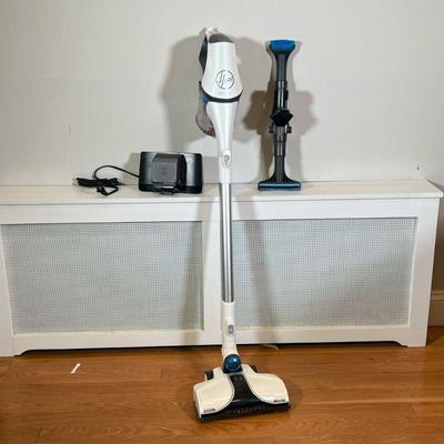 HOOVER REACT VACUUM | Hoover react vacuum with rechargeable battery and accessories. - h. 44-1/2 in


