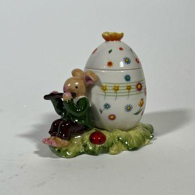 VILLEROY & BOCH BUNNY BOX | Easter egg "Bunny Family" box, Mettlach. - l. 5 x w. 4 x h. 4 in

