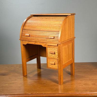 AMERICAN GIRL DOLL DESK | American Girl Doll Kit's roll-top desk in wood. - l. 10 x w. 7 x h. 13-1/2 in

