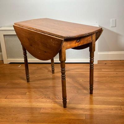 VINTAGE DROP LEAF TABLE | Wood drop leaf table with two leaves (42 x 18 in. when closed). - l. 42 x w. 42 x h. 29-1/2 in (leaves open)


