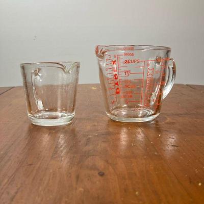 (2PC) PYREX MEASURING CUPS | Including a 2-cup and a 1-cup Pyrex glass measuring cup. - l. 6 x w. 4-1/2 x h. 4-1/2 in

