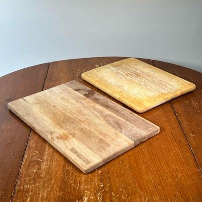 WOOD CUTTING BOARDS | Including a Virginia Boyd Kitchen cutting board and a Gripperwood cutting board. - l. 17 x w. 11 cm

