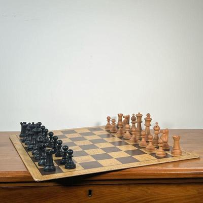 WOOD CHESS SET | Chessboard and complete set with all pieces. - l. 18 x w. 18 x h. 3-3/4 in

