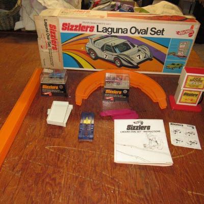 Hot Wheels Sizzlers # 6279 Laguna Oval Set