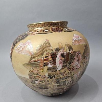 Lot 112 | Vintage Chinese Porcelain Vase
