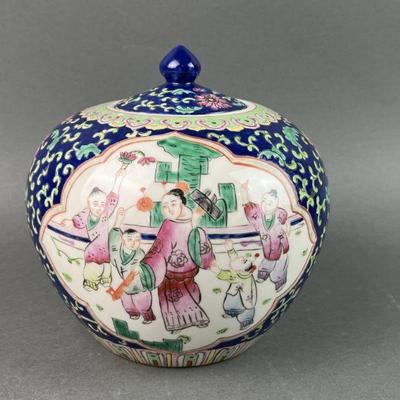 Lot 102 | Famille Rose Chinese Porcelain Urn
