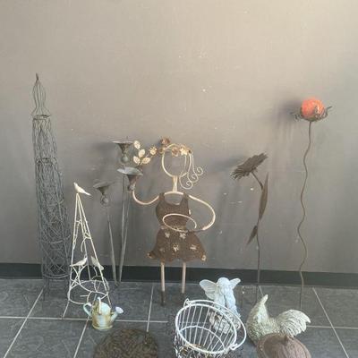 Lot 466 | Yard Decorations & More
