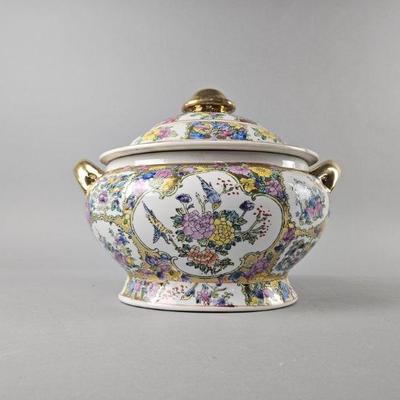 Lot 143 | Vintage Chinese Rose Medallion Tureen
