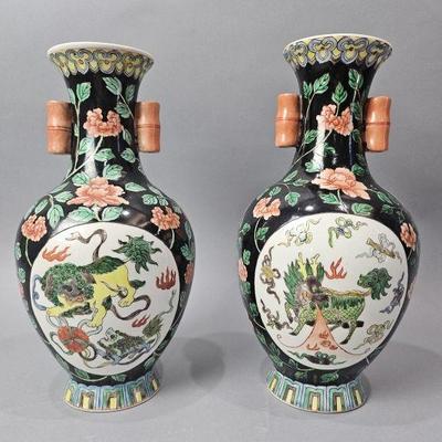 Lot 122 | Pair of Chinese Porcelain Vases
