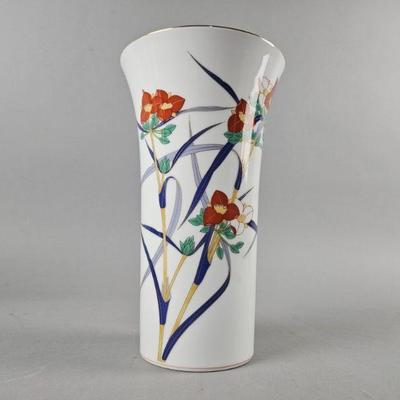 Lot 152 | Vintage Japanese 10" Floral Vase
