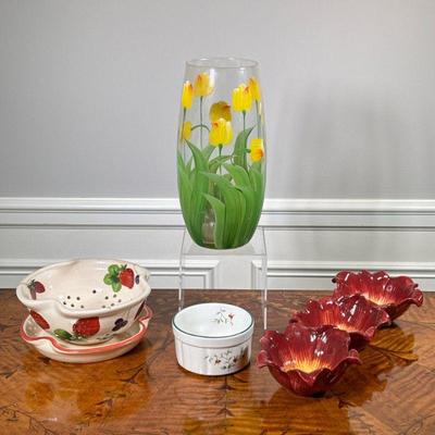 (5PC) MIXED KITCHEN CERAMICS | Including: fruit decorated strainer, small bowl, red rimmed plate, tulip decorated glass vase, and flower...