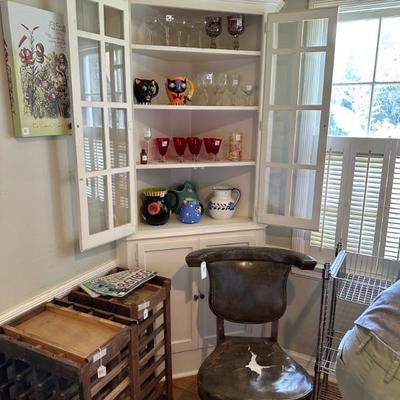 Corner cabinet