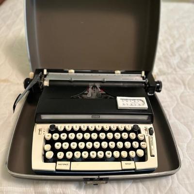 Vintage 1966 V/Clean Sears Forecast 12 Portable Typewriter W/Case 