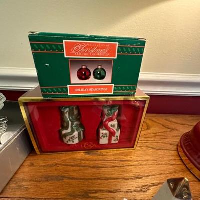 Gifting new in box Christmas Salt and pepper shakers