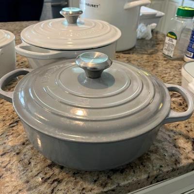 le creuset cookware and bakeware in white