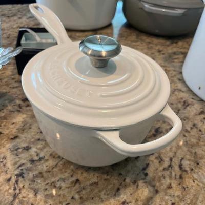 le creuset cookware and bakeware in white